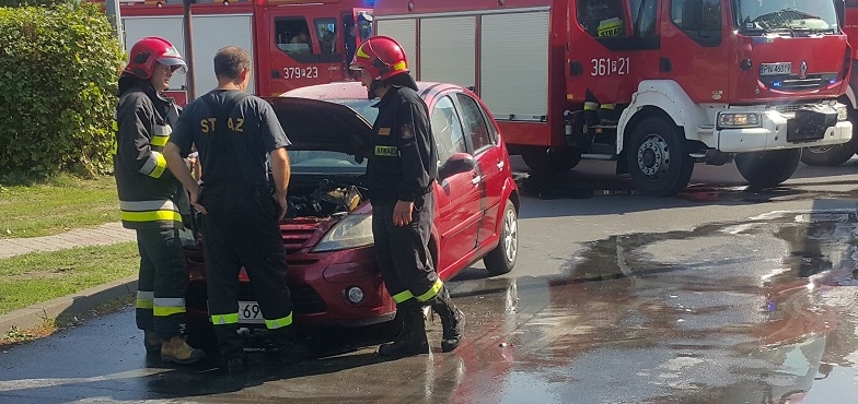 Pożar samochodu przed szpitalem 