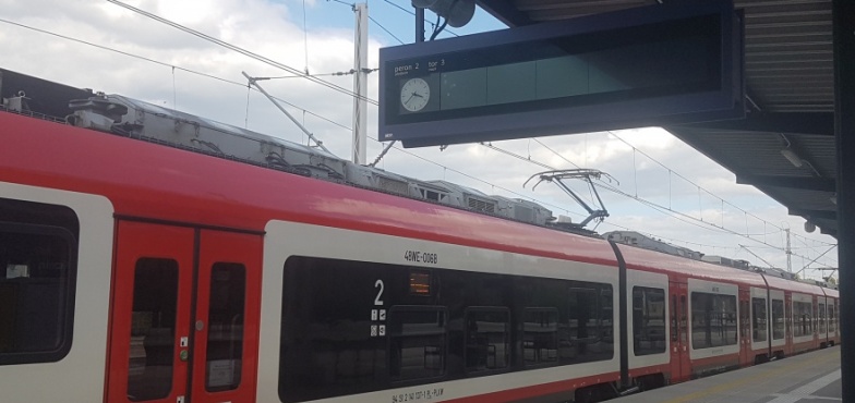 Kiedy będą włączone elektroniczne tablice na peronach? 