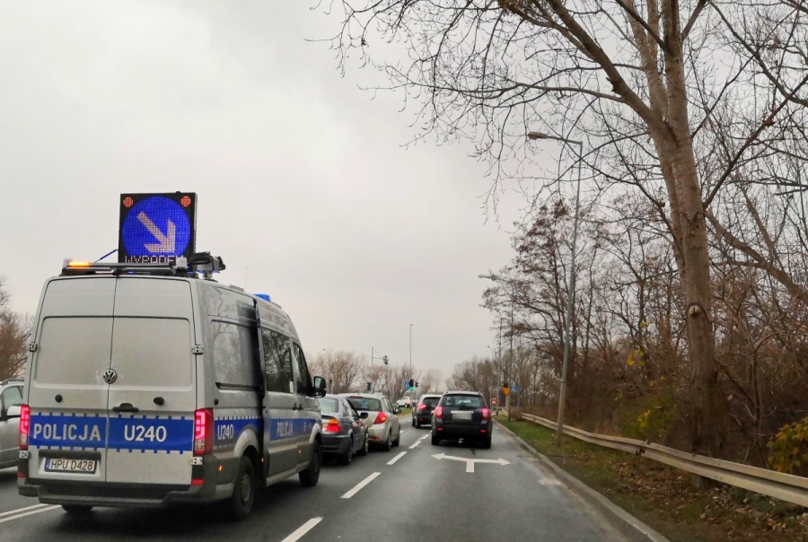 Pijany 26-latek uderzył w nieoznakowany radiowóz i chciał wręczyć policjantowi łapówkę 