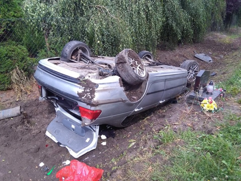 Samochód dachował i wpadł do rowu. Wypadek w Zofii 