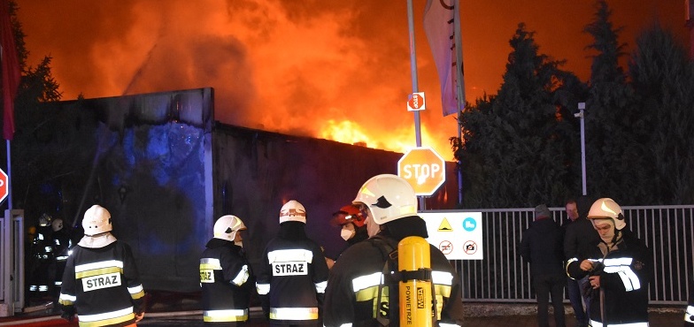 Pożar w PROFIm. Spłonęła hala produkcyjna. Z ogniem walczyło 160 strażaków 