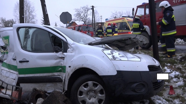 Wjechała pod pociąg towarowy. 42-letnia kobieta w szpitalu