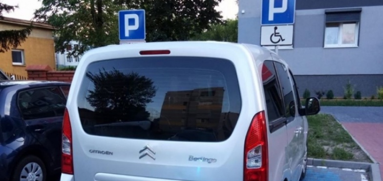 Stanął na miejscu dla niepełnosprawnych. Kierowca dostał 800 zł kary 