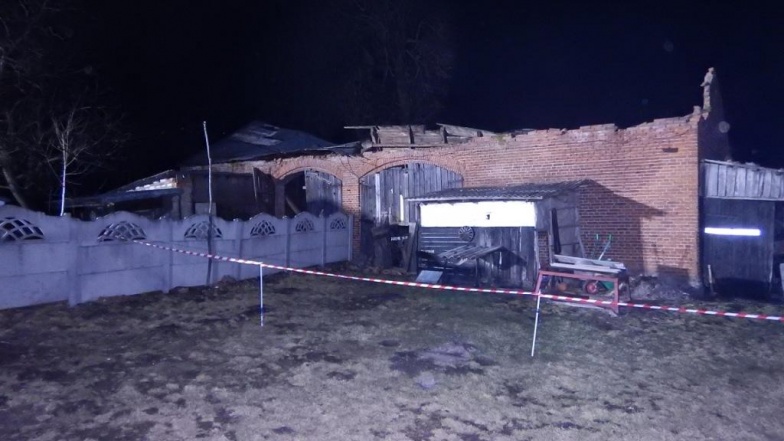 Runęła stodoła. Strażacy przeszukali gruzowisko