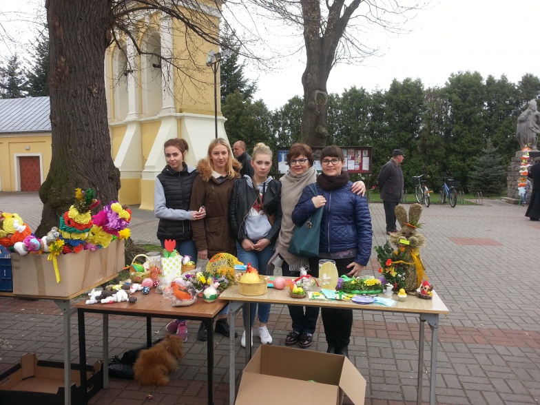 Wolontariusze zorganizowali kiermasz dla chorej Gabrysi. Sprzedawali świąteczne ozdoby