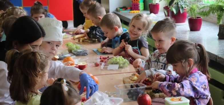 Dzieci w strojach kucharzy. Tydzień Zdrowia w Przedszkolu nr 2 