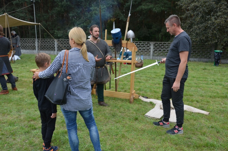 Festyn w Starym Mieście. Strzelanie z łuku i walki wśród rycerzy