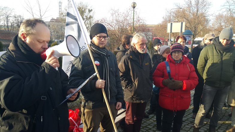 PO, Nowoczesna i KOD razem pod pomnikiem Solidarności. Uczcili rocznicę wprowadzenia stanu wojennego 
