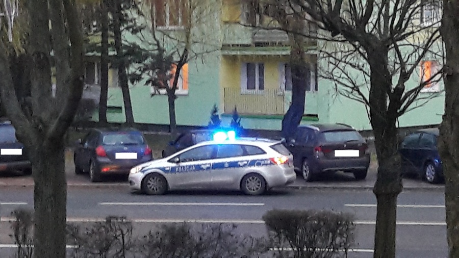 Dzięki reakcji policjantów pomoc nadeszła w porę. U 80-letniego kierowcy stwierdzono niewydolność krążeniową 
