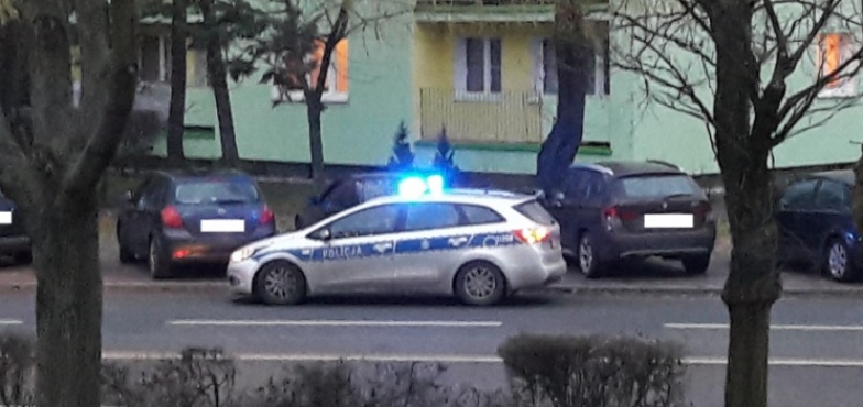 Dzięki reakcji policjantów pomoc nadeszła w porę. U 80-letniego kierowcy stwierdzono niewydolność krążeniową 