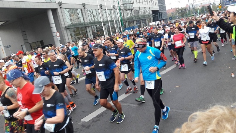 My też biegniemy w poznańskim maratonie. Stolica Wielkopolski dziś międzynarodowa