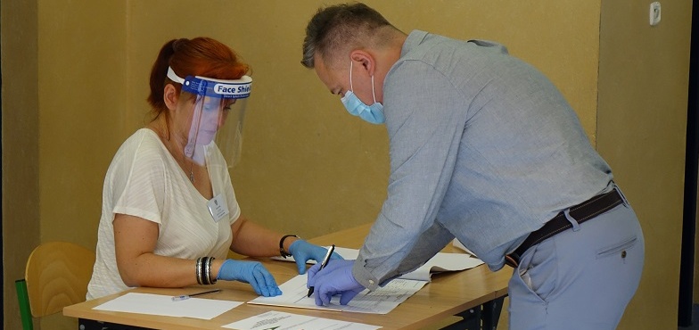 To pierwsze wybory w reżimie sanitarnym. Mieszkańcy w odstępach czekają, żeby zagłosować 