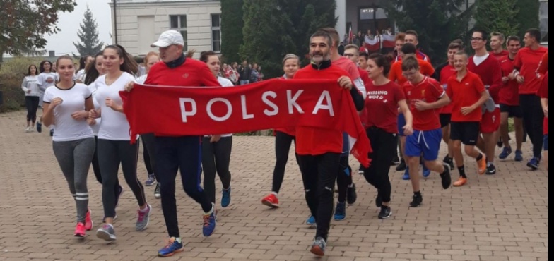 Uczniowie i nauczyciele z okazji 100-lecia przebiegli dziś 100 kilometrów