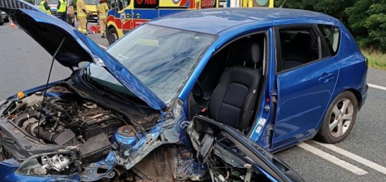 Wypadek na drodze krajowej. Dwie osoby trafiły do szpitala  