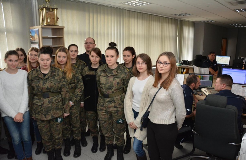 Mundurowi uczniowie na zajęciach w komendzie. Odwiedzili policjantów