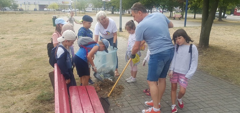 Zbierali śmieci w różnych częściach miasta. Za grabie chwycił też prezydent Korytkowski