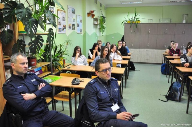 Życie po wypadku. Policjanci rozmawiali z uczniami o rodzinach ofiar i sprawców