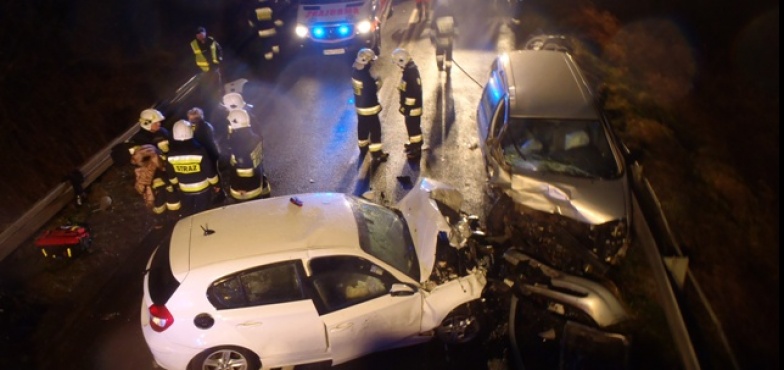 Groźny wypadek w Wymysłowie. 5 karetek pogotowia na miejscu zdarzenia