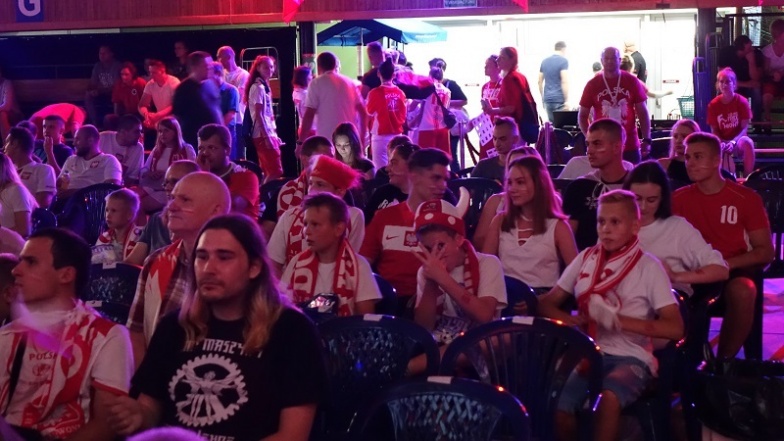 Jak Konin dopinguje naszych piłkarzy w Strefie Kibica? W drugiej połowie Bednarek na murawie