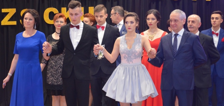 Nauczyciele CKU nie zapomnieli kroków poloneza. Do tańca zaprosili ich maturzyści