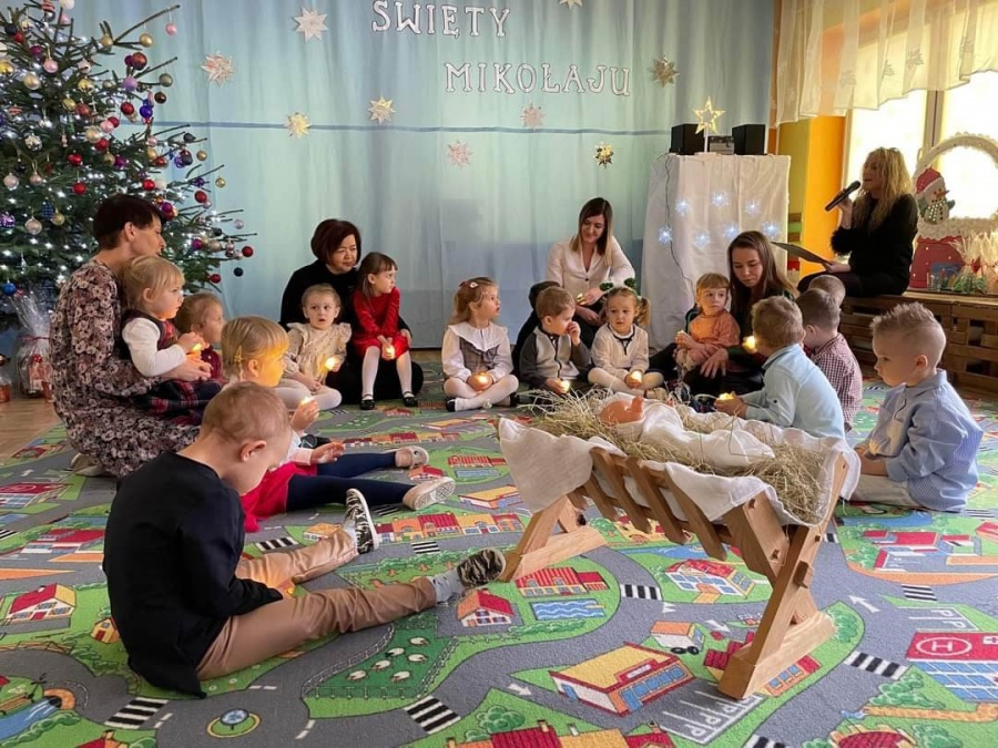 Biedroneczki z przedszkola w Sompolnie świątecznie witały Mikołaja 