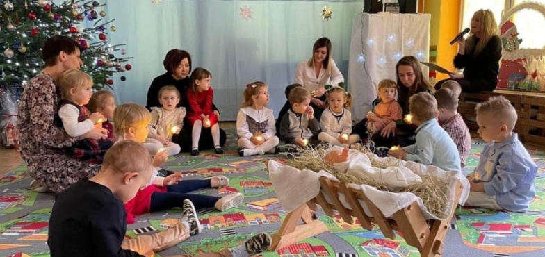 Biedroneczki z przedszkola w Sompolnie świątecznie witały Mikołaja 