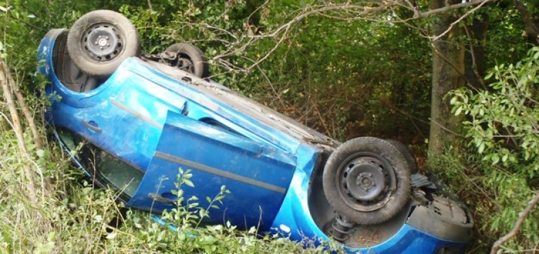 Samochód dachował i wpadł do rowu. Jedna osoba trafiła do szpitala