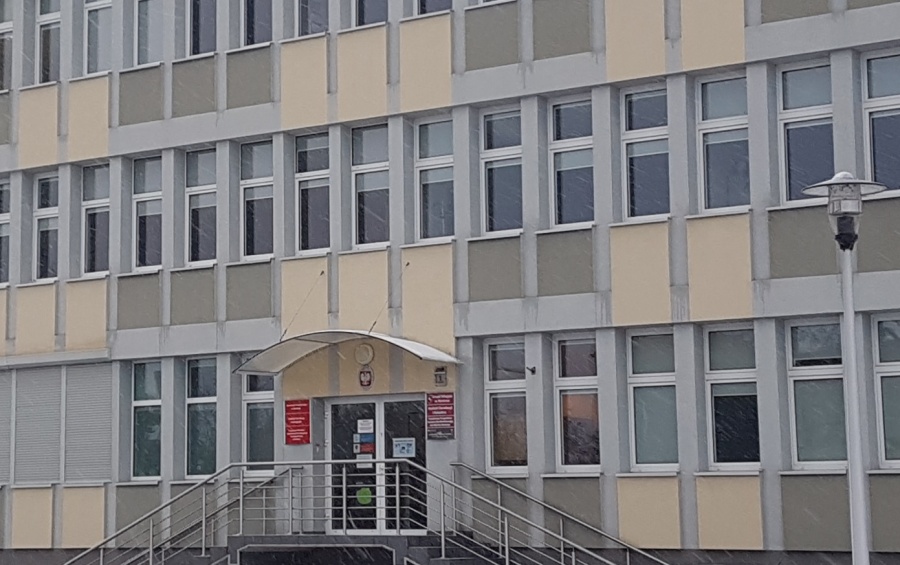 Awaria energetyczna w jednostce starostwa. Rozkopywany jest chodnik, uszkodzenie jest pod ziemią