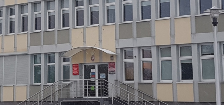 Awaria energetyczna w jednostce starostwa. Rozkopywany jest chodnik, uszkodzenie jest pod ziemią
