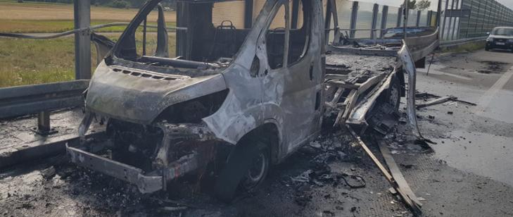 Strażacy walczyli z pożarem busa na pasie awaryjnym autostrady 