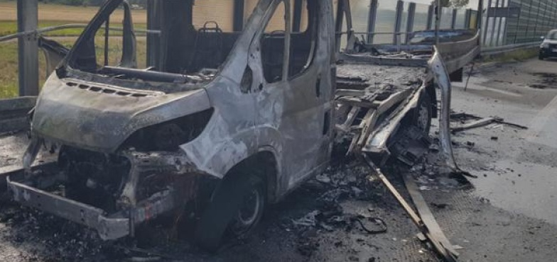 Strażacy walczyli z pożarem busa na pasie awaryjnym autostrady 