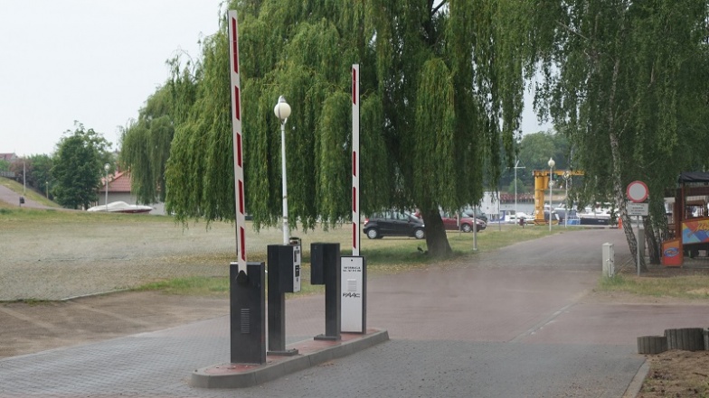 Inaczej na parkingu przy plaży. Automatyczna kasa biletowa będzie przeniesiona