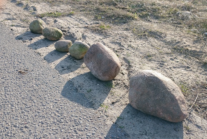 Kładą kamienie przy drodze, żeby ludzie nie zjeżdżali na pobocze. Interweniował strażnik gminny