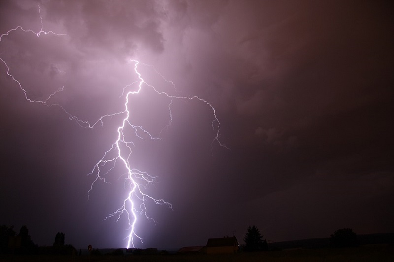 Burze z silnymi porywami wiatru, lokalnie też może spaść grad. Meteorolodzy ostrzegają