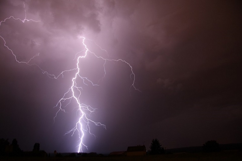 Burze z silnymi porywami wiatru, lokalnie też może spaść grad. Meteorolodzy ostrzegają