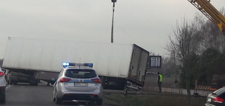 TIR wpadł do rowu. Ruch na drodze krajowej odbywa się płynnie
