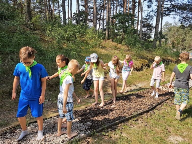 Uczniowie na Pikniku „Kartofelek”. Dzieci, rodzice i nauczyciele na łonie natury