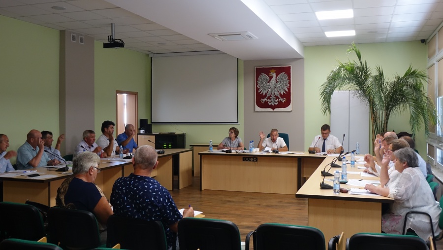 Burmistrz Sompolna prosił radnych o głosowanie. Też będzie zarabiał mniej