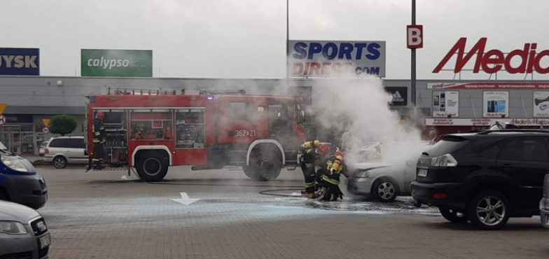 Pożar przed „Ferio”. Strażacy gasili opla astrę