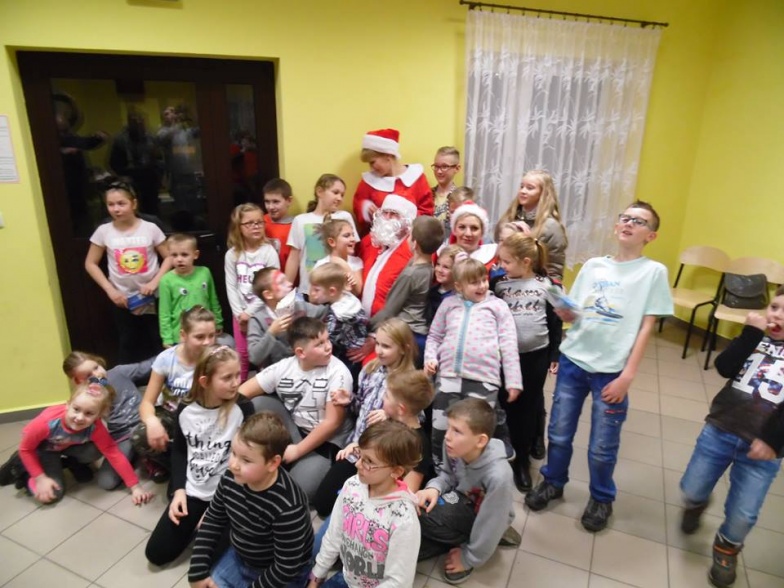 Kolejka chętnych do Mikołaja, czyli jak bawiły się dzieciaki w Kopydłowie 