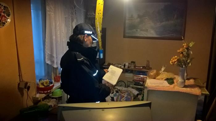 Policjanci odwiedzili ogródki działkowe. Sprawdzali miejsca, w których przebywają bezdomni