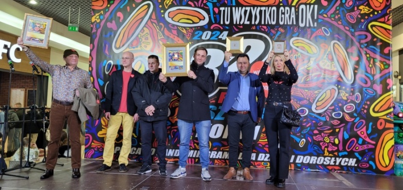 Dwa złote serduszka WOŚP mają nowych właścicieli. „Odpadowcy rządzą!” 