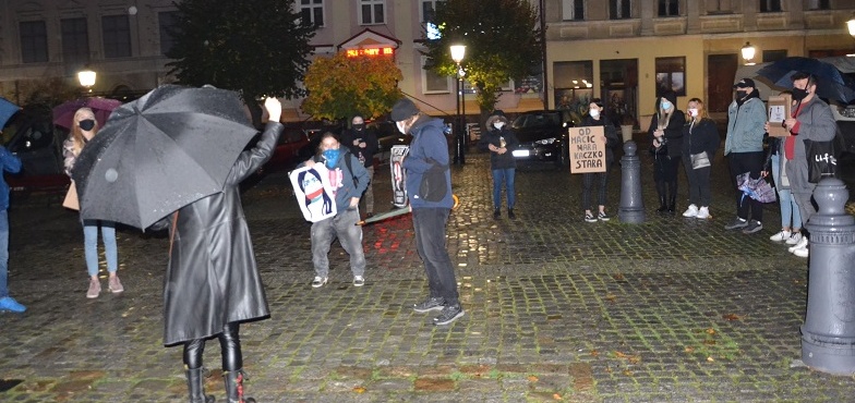 Znicze i plakaty pod biurem posła PiS-u. Dziś na proteście tłumów nie było