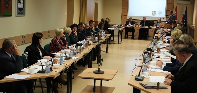 W dwie godziny omówili 26 punktów. Radni powiatowi przyjęli kilkanaście uchwał i informacji