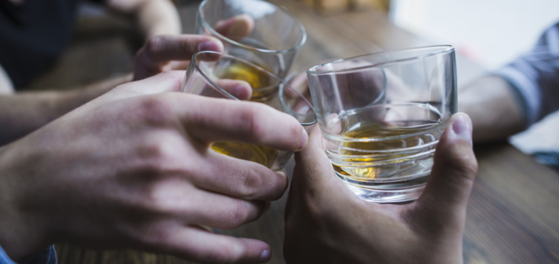 Biorą zwolnienia, bo nadużywają alkoholu. Najwięcej mężczyzn po czterdziestce