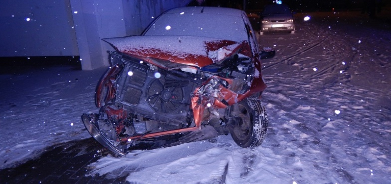 Uderzyła w ścianę budynku. Okoliczności wypadku wyjaśnia policja 