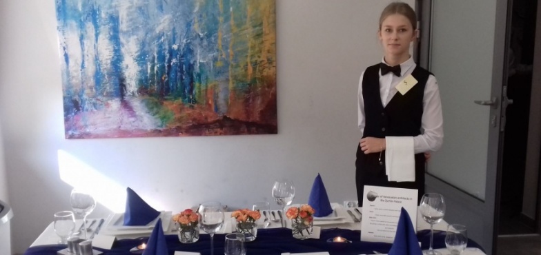 Uczennica druga w konkursie kelnerskim. Za fantazję, kreatywność i zwinność