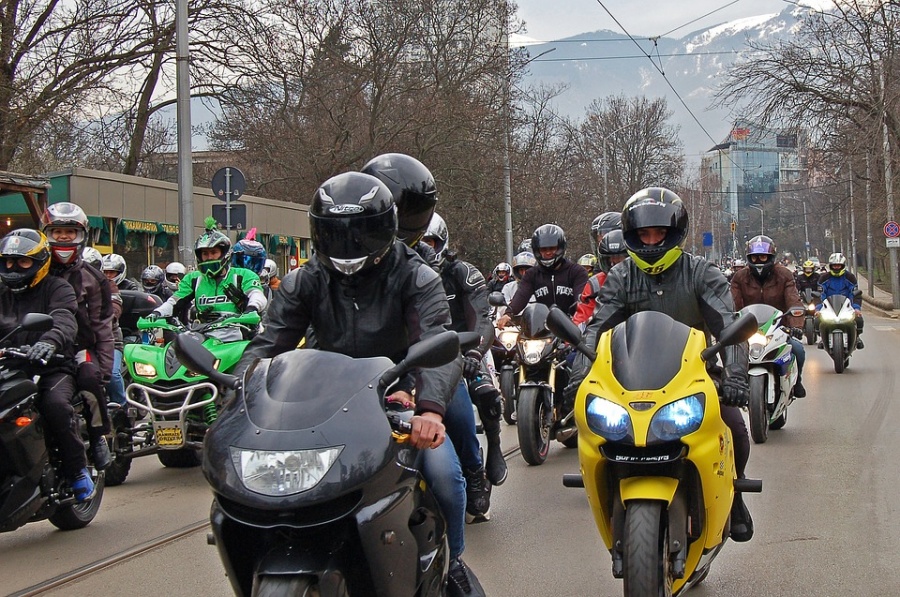 Motocykle wyjechały na drogi. Częściej spoglądajmy w lusterka - apelują policjanci