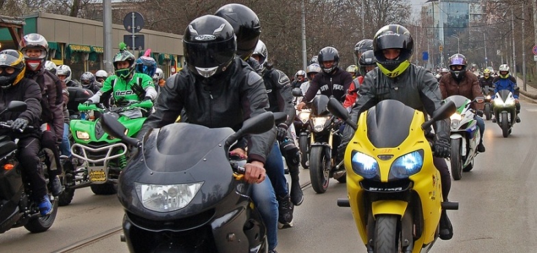 Motocykle wyjechały na drogi. Częściej spoglądajmy w lusterka - apelują policjanci