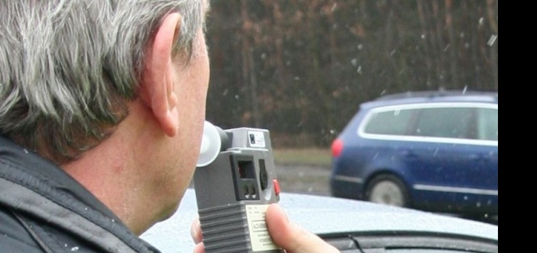 Trzy promile i brak uprawnień do kierowania pojazdami. Odpowie przed sądem